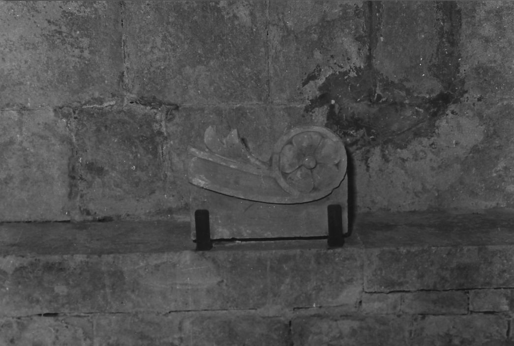 motivo decorativo floreale (lastra) - ambito Italia centrale (sec. XII)