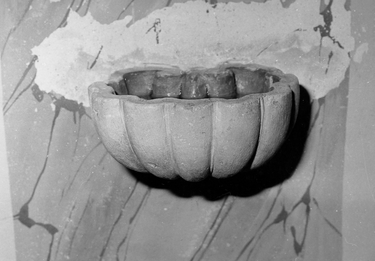 acquasantiera da parete, opera isolata - bottega Italia centrale (sec. XIX)