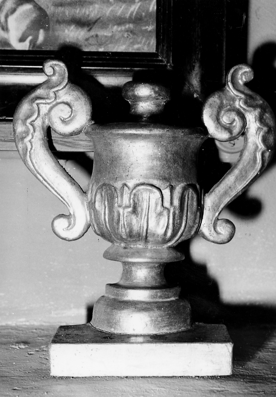 vaso d'altare con composizione floreale, coppia - bottega Italia centrale (sec. XIX)