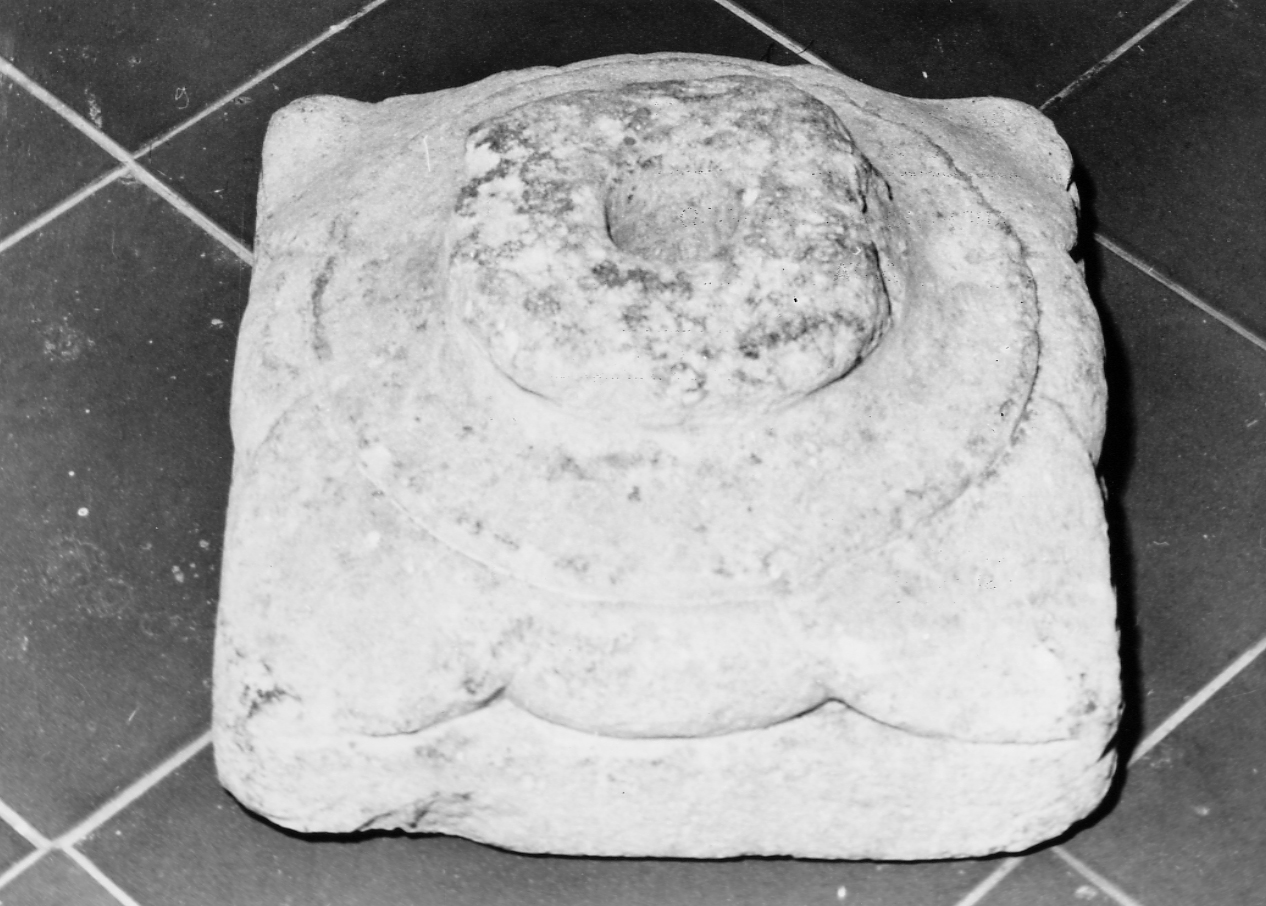 base per croce, opera isolata - bottega Italia centrale (sec. XVI)