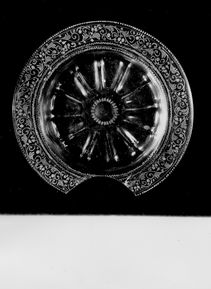 motivi decorativi a girali vegetali (piatto da parata) - manifattura muranese (sec. XVIII)