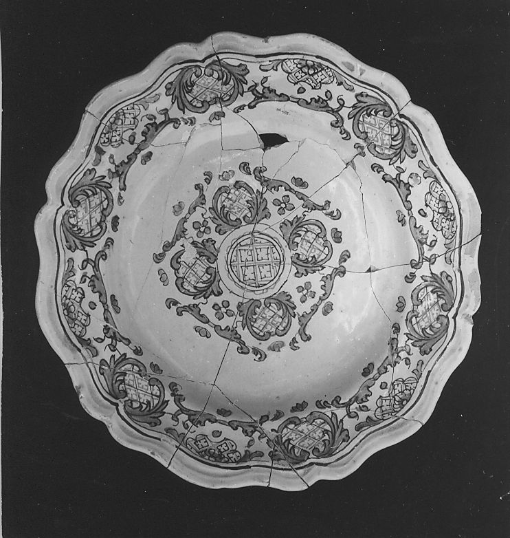 motivi decorativi floreali (piatto, serie) - manifattura Italia centrale (sec. XVIII)
