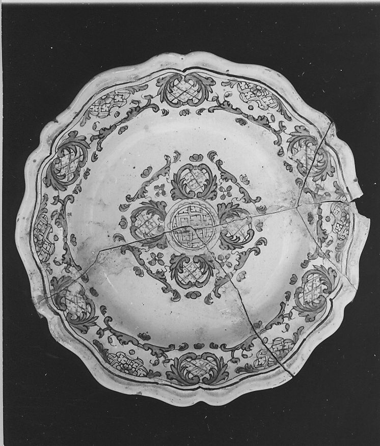 motivi decorativi floreali (piatto, serie) - manifattura Italia centrale (sec. XVIII)