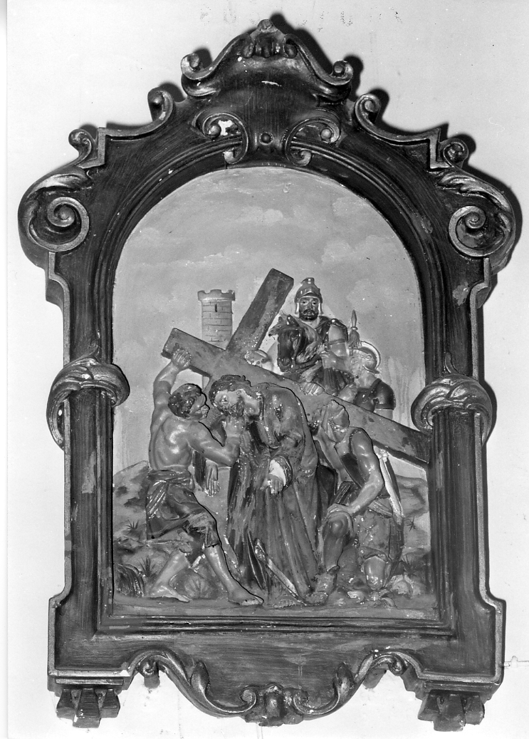stazione V: Gesù aiutato da Simone il Cireneo a portare la croce, stazione V: Gesù aiutato da Simone il Cireneo a portare la croce (Via Crucis, elemento d'insieme) - bottega abruzzese (prima metà sec. XX)