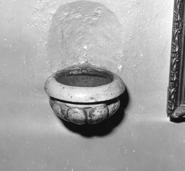 acquasantiera da parete, opera isolata - bottega abruzzese (sec. XVII)