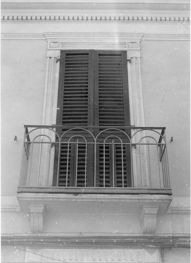 porta finestra, opera isolata - bottega Italia centrale (secc. XIX/ XX)