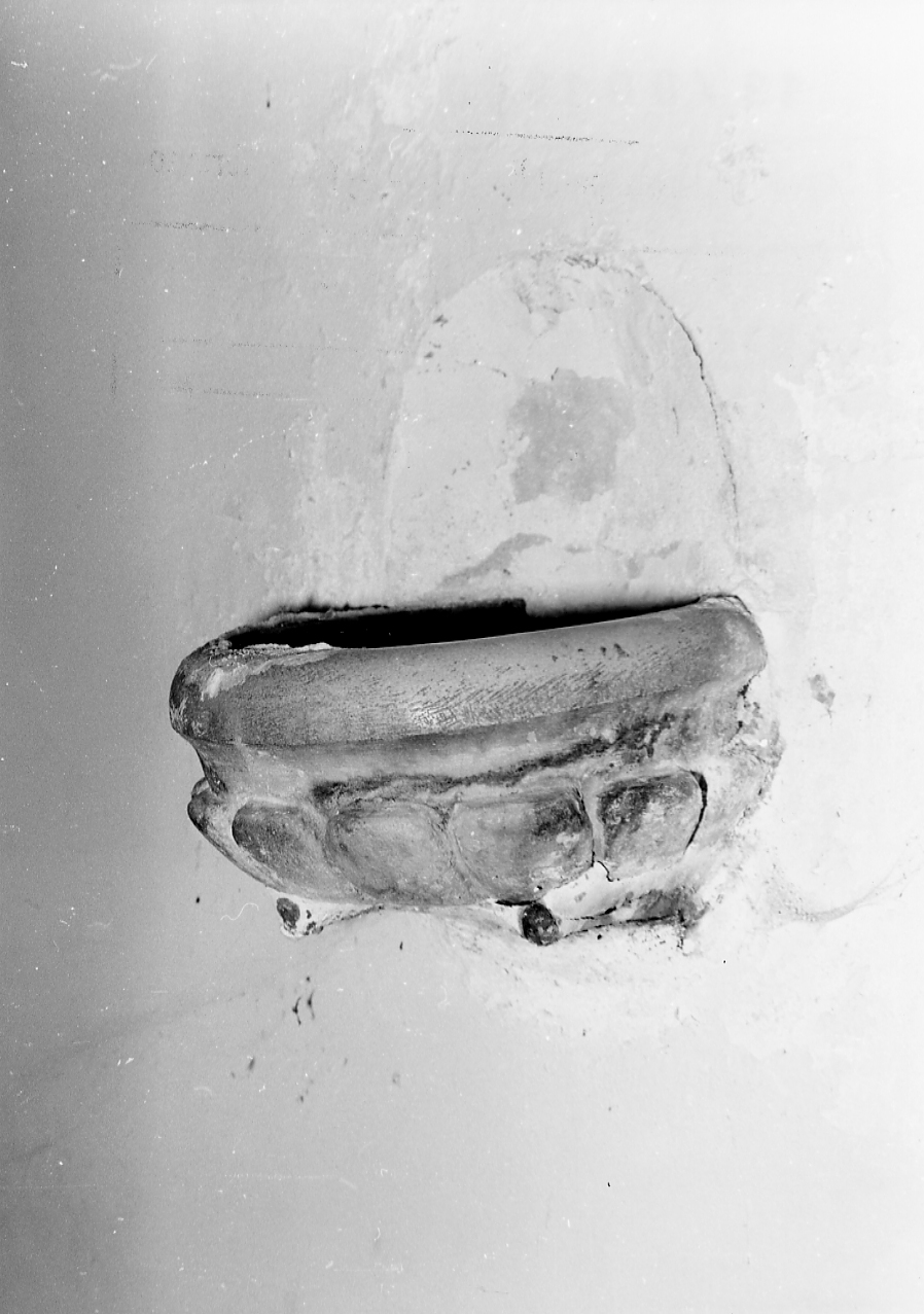 acquasantiera da parete - ambito Italia centrale (sec. XVI)