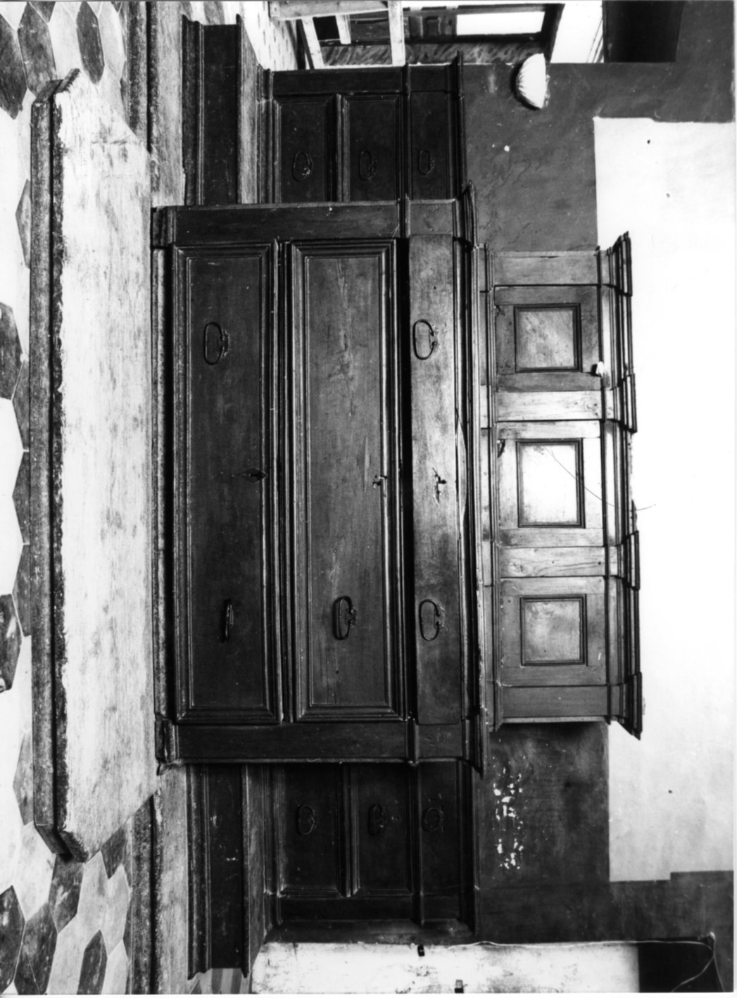 mobile da sacrestia con alzata - bottega Italia centrale (sec. XIX)