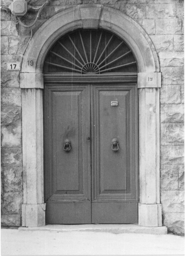 portale, elemento d'insieme - bottega Italia centrale (sec. XX)