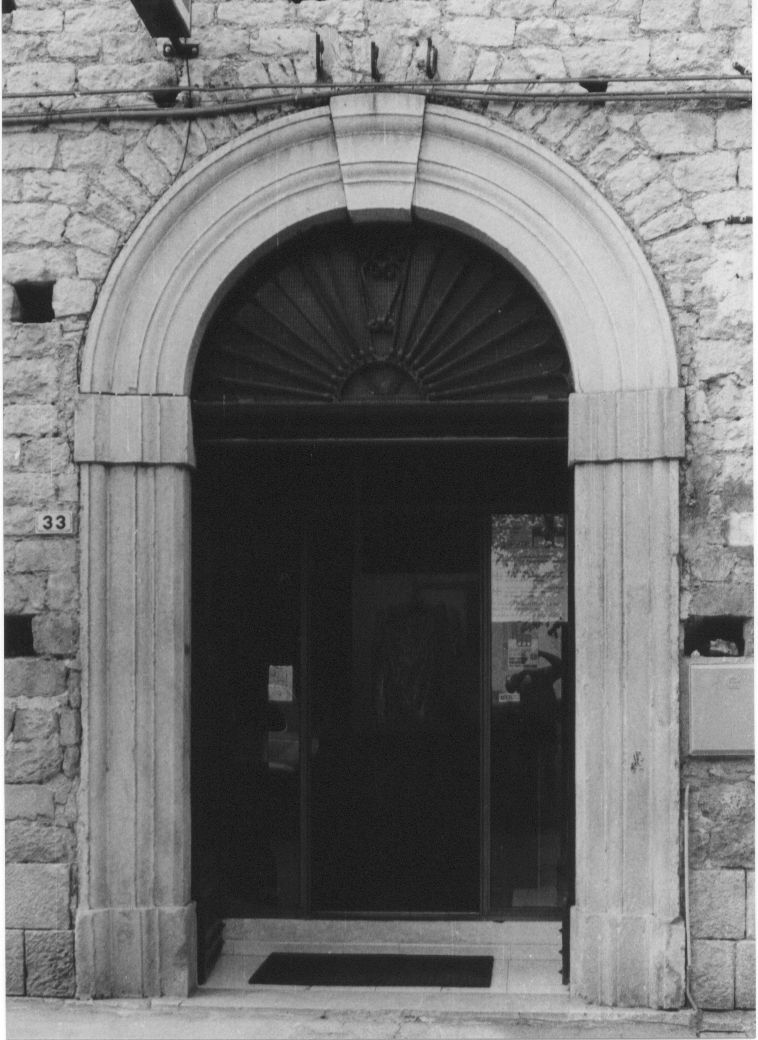 motivi decorativi architettonici (portale, elemento d'insieme) - bottega Italia centrale (sec. XX)