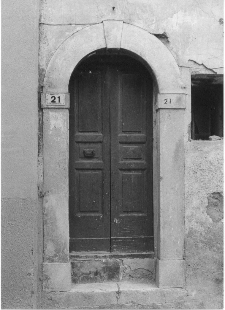 portale, elemento d'insieme - bottega Italia centrale (sec. XX)