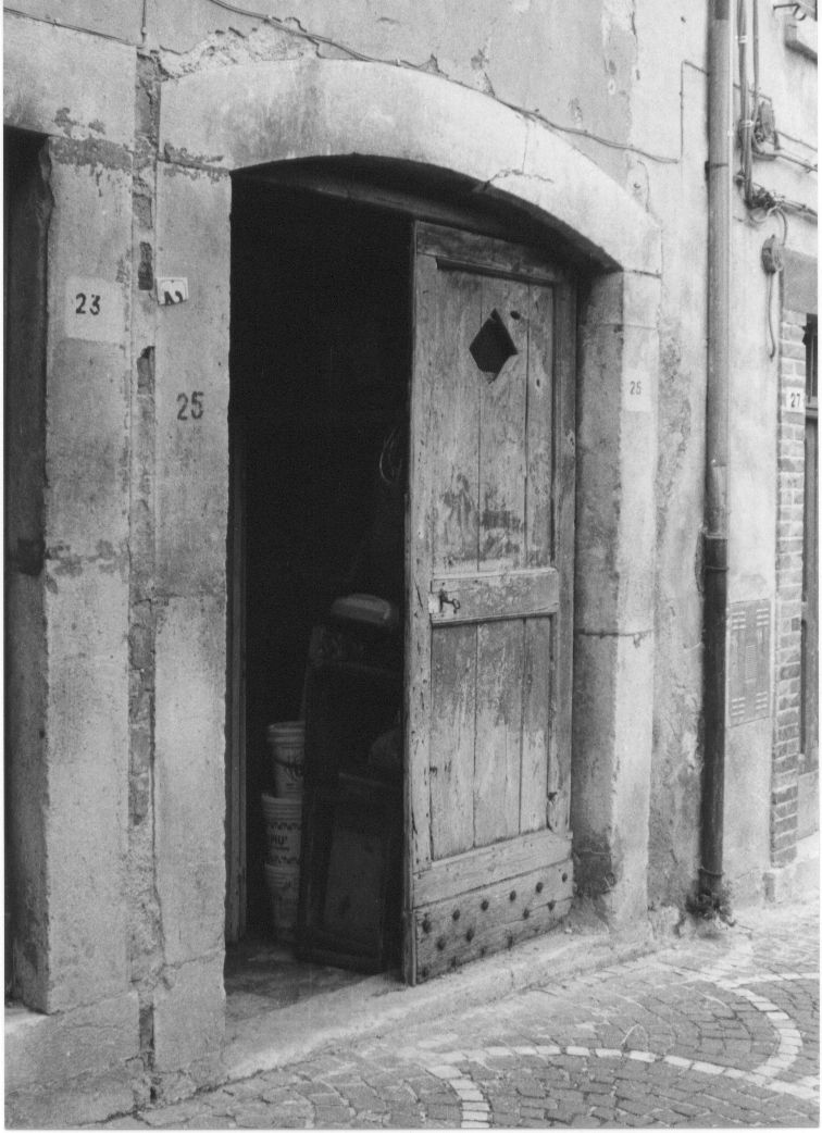 portale, elemento d'insieme - bottega Italia centrale (sec. XX)