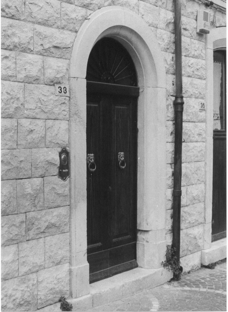 portale, elemento d'insieme - bottega Italia centrale (sec. XX)