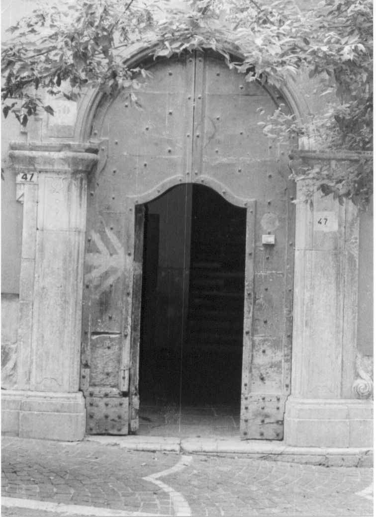 stemma gentilizio e motivi decorativi floreali e architettonici (portale, elemento d'insieme) - bottega Italia centrale (sec. XX)