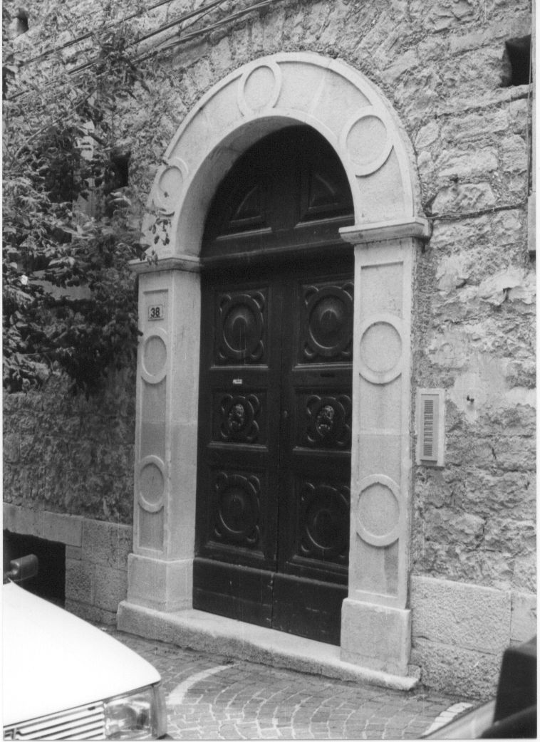 motivi decorativi architettonici (portale, elemento d'insieme) - bottega Italia centrale (sec. XX)