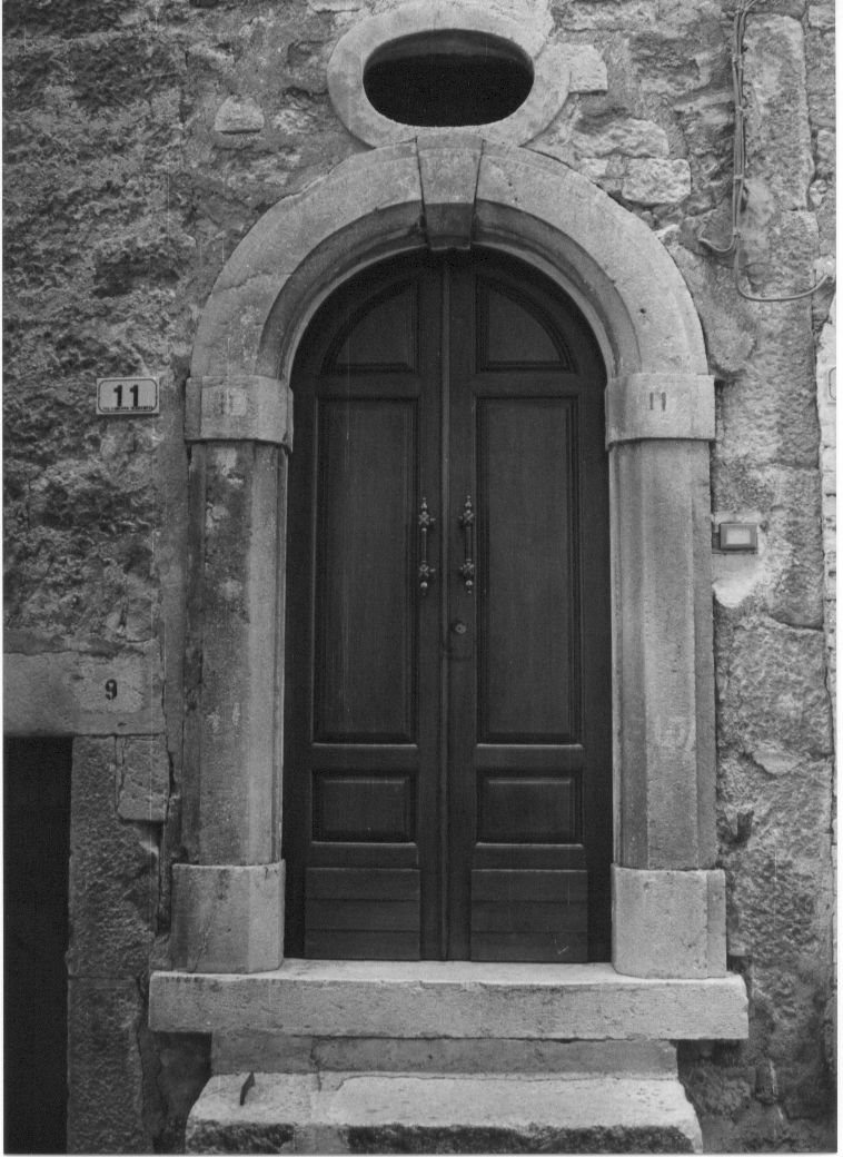 motivi decorativi architettonici e oculo (portale, elemento d'insieme) - bottega Italia centrale (sec. XIX)