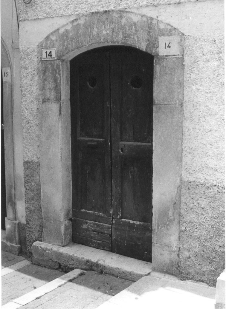 portale, elemento d'insieme - bottega Italia centrale (sec. XX)