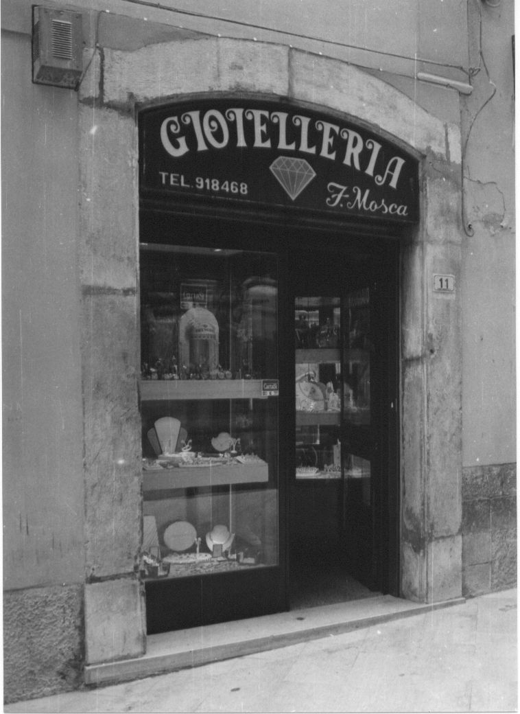 portale, elemento d'insieme - bottega Italia centrale (sec. XX)