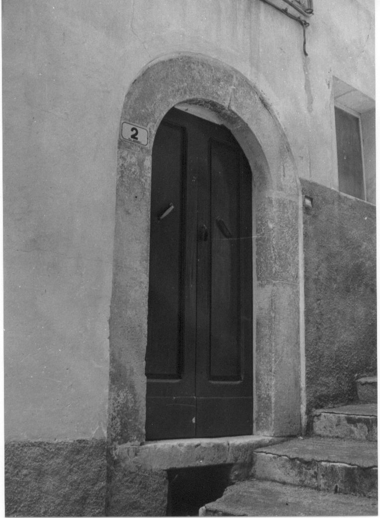 portale, elemento d'insieme - bottega Italia centrale (sec. XX)