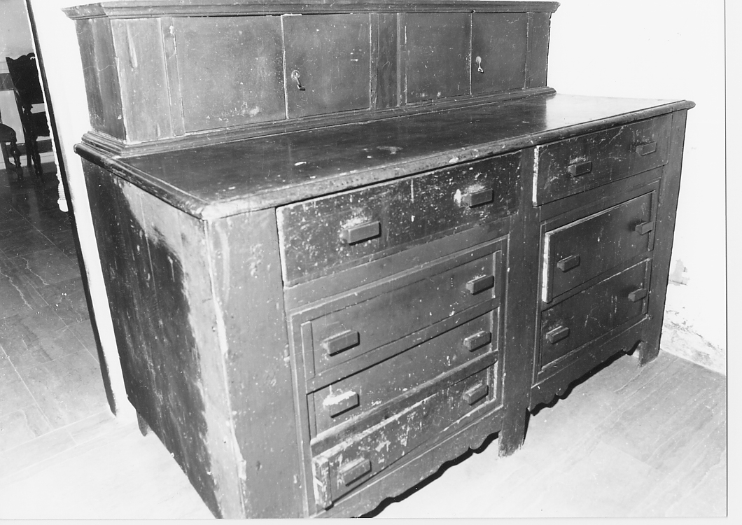 mobile da sacrestia con alzata - ambito Italia centrale (sec. XX)