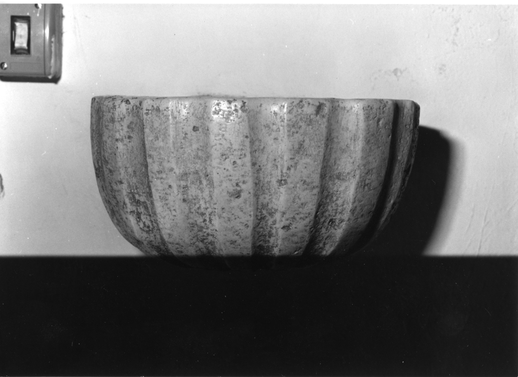 acquasantiera da parete, opera isolata - bottega Italia centrale (sec. XIX)