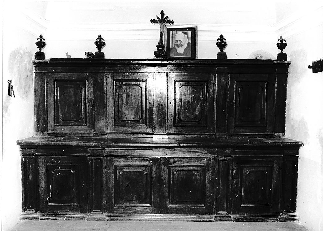 mobile da sacrestia con alzata - ambito Italia centrale (sec. XIX)