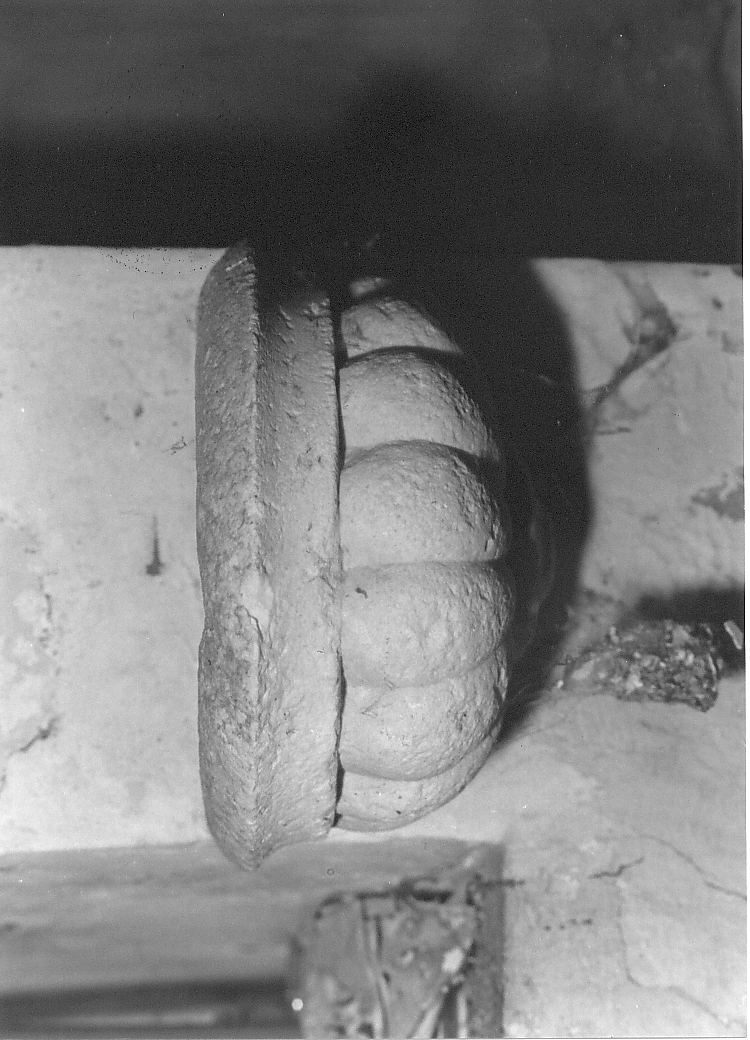 acquasantiera da parete, opera isolata - bottega aquilana (sec. XIX)