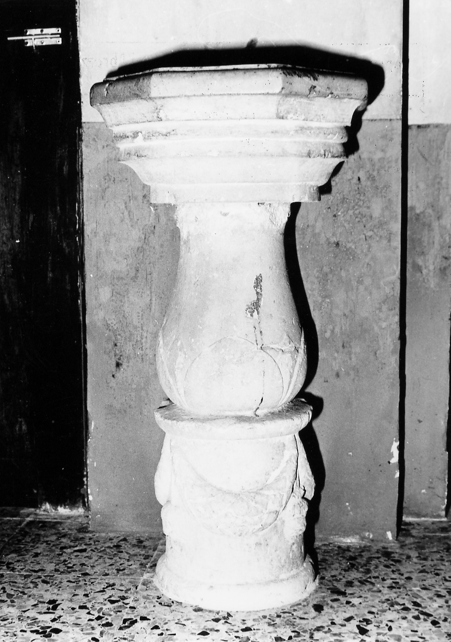 acquasantiera - a fusto - ambito Italia centrale (sec. XVI)