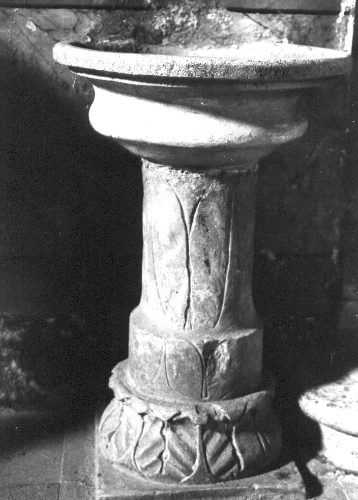 acquasantiera - a fusto, opera isolata - bottega abruzzese (sec. XVI)