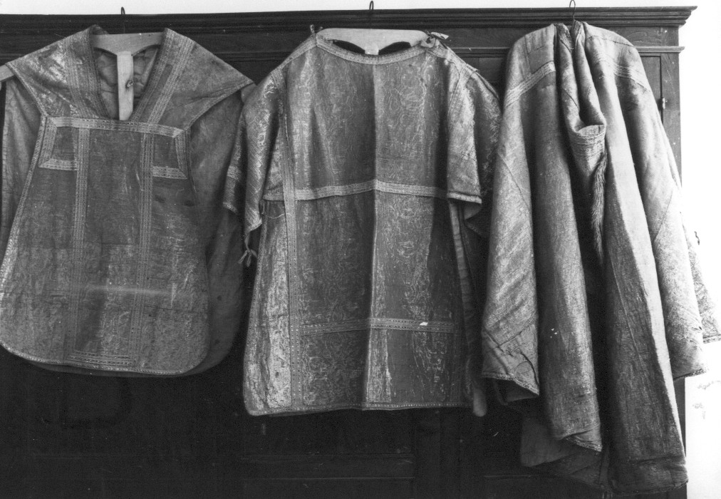 Paramento composto da due tonacelle, una pianeta, un piviale, una borsa (paramento liturgico, insieme) - manifattura abruzzese (sec. XIX)