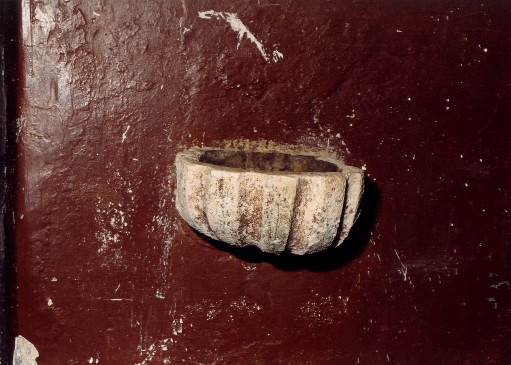 acquasantiera da parete, opera isolata - bottega abruzzese (sec. XVII)