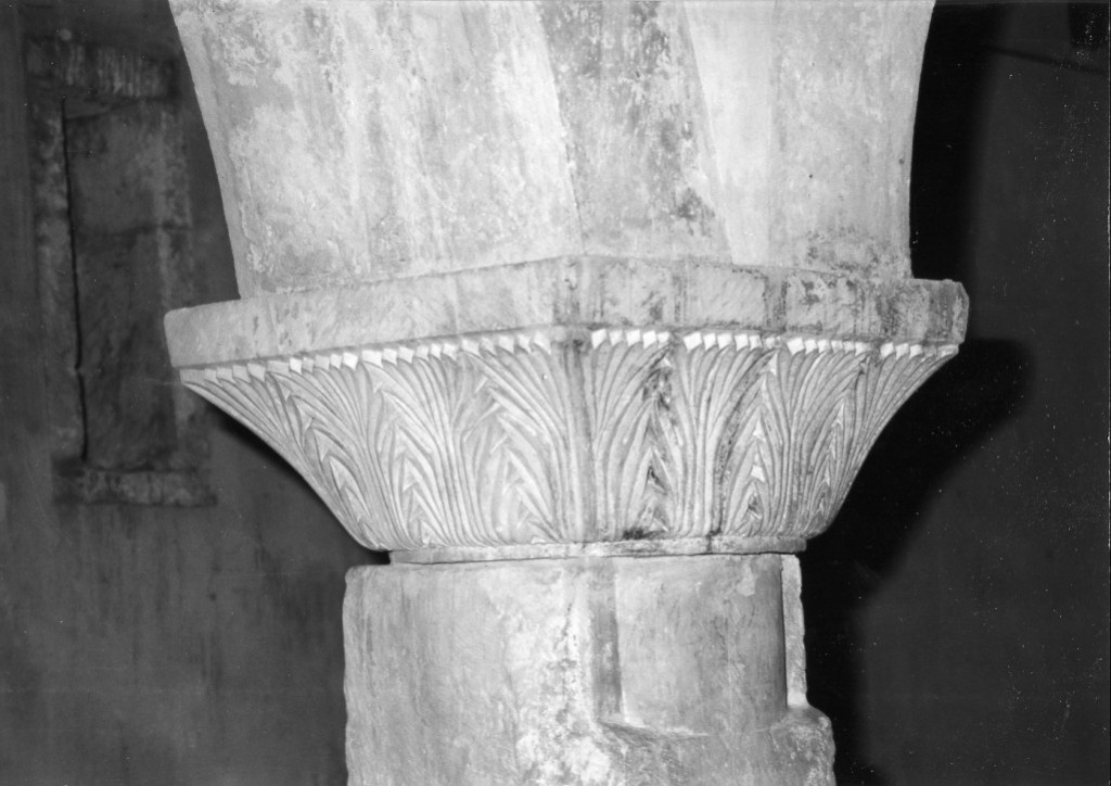 Motivo decorativo vegetale stilizzato (semicapitello, serie) - ambito dell'Italia centrale (prima metà sec. XII)