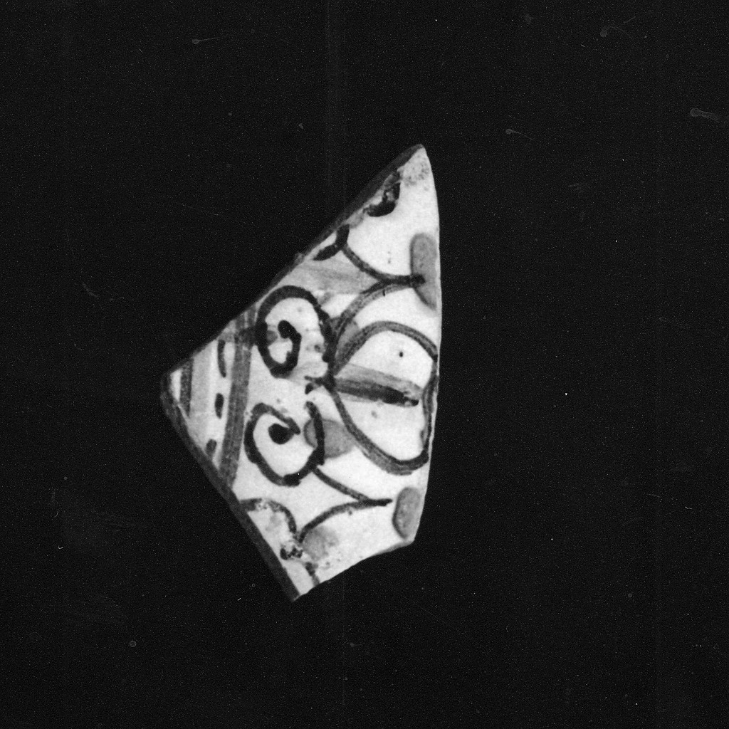 Motivo decorativo (tesa di piatto, frammento) - manifattura abruzzese (fine/inizio secc. XVII/ XVIII)