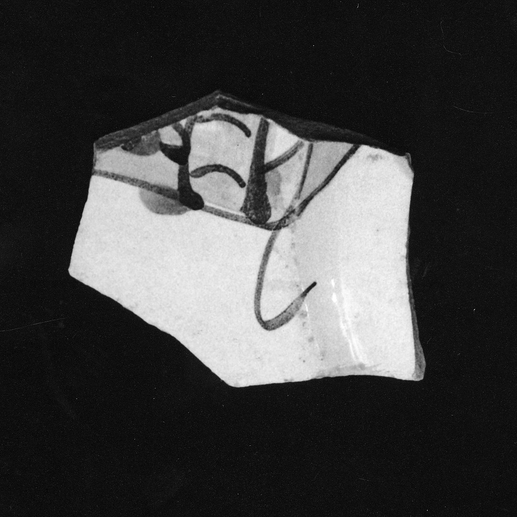 Motivo decorativo (tesa e fondo di piatto, frammento) - manifattura abruzzese (fine/inizio secc. XVII/ XVIII)