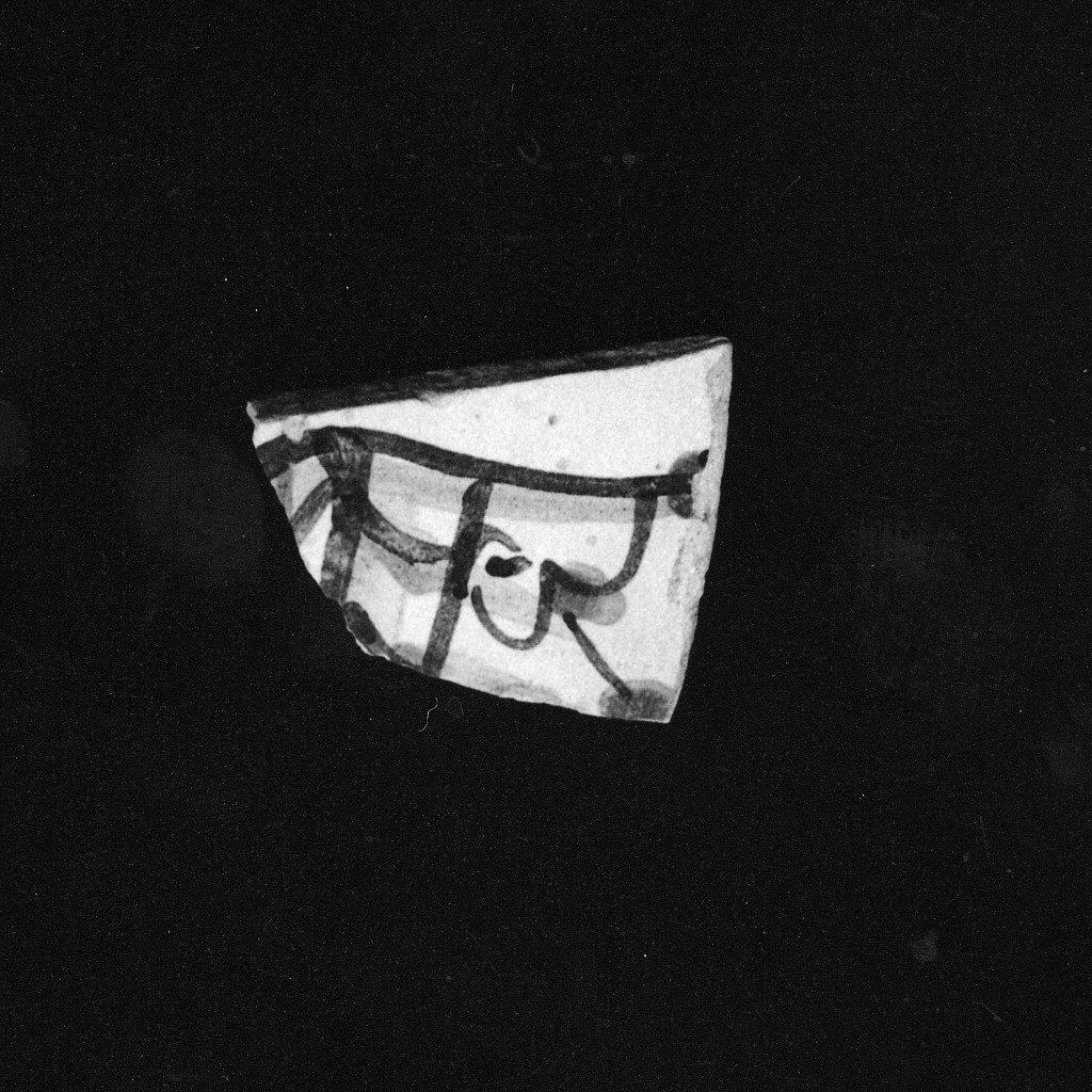 Motivo decorativo (tesa di piatto e cavetto, frammento) - manifattura abruzzese (fine/inizio secc. XVII/ XVIII)