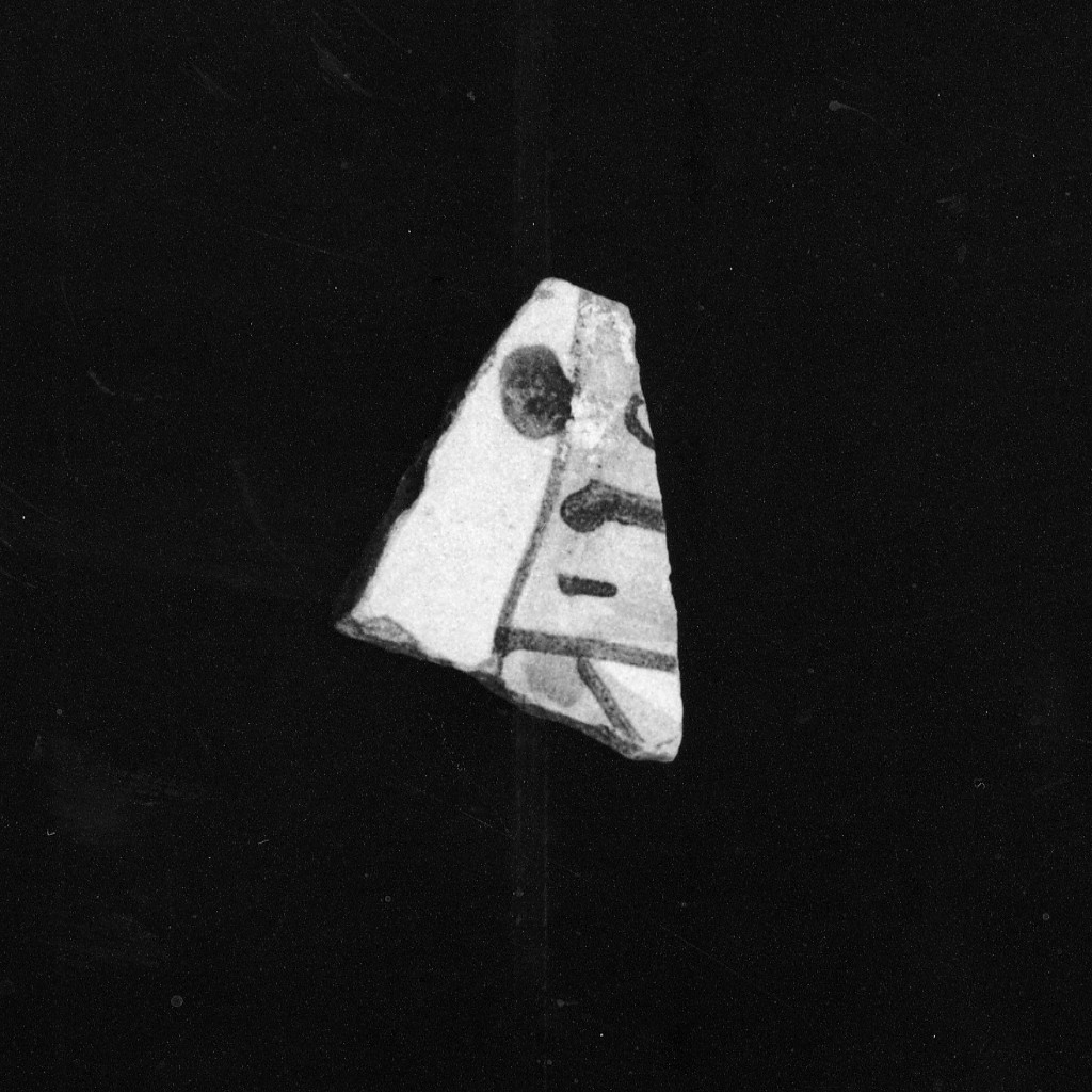 Motivo decorativo (tesa di piatto e cavetto, frammento) - manifattura abruzzese (fine/inizio secc. XVII/ XVIII)