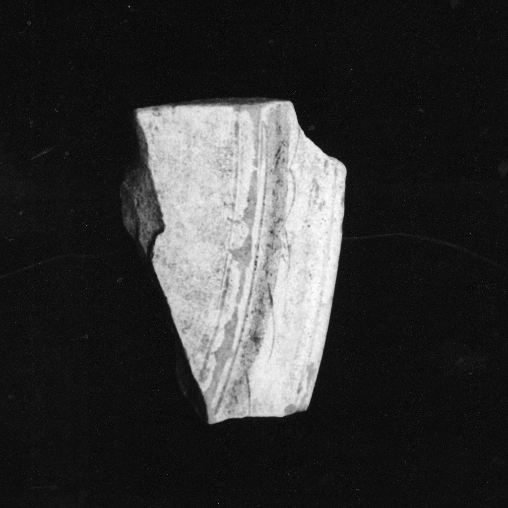 Motivo decorativo graffito (parete e tesa di scodella, frammento) - manifattura abruzzese (sec. XV)