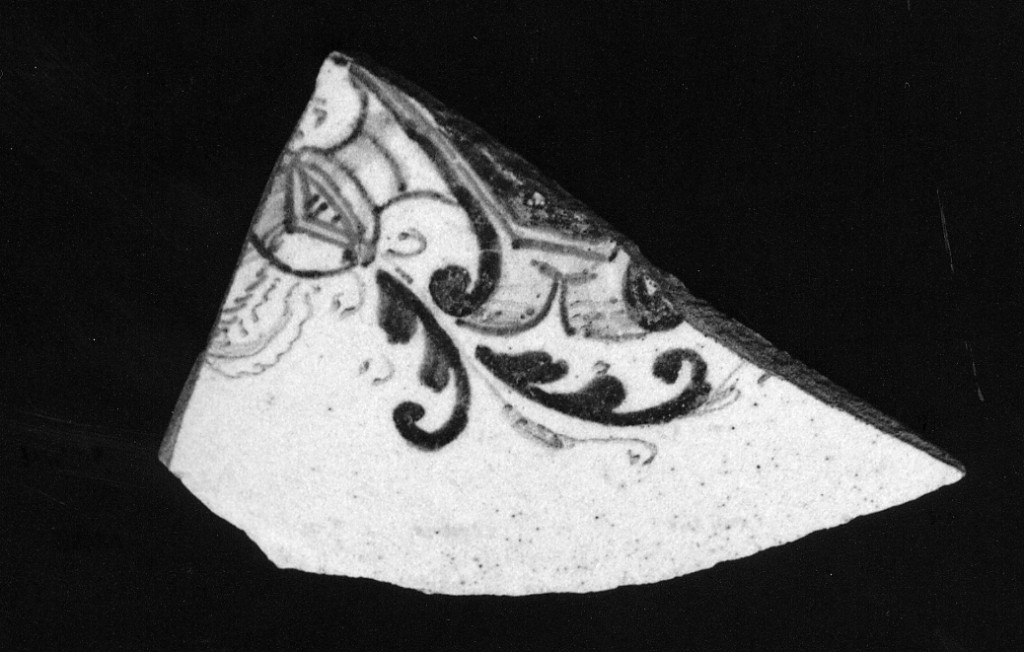 Stemma (fondo di forma aperta, frammento) - manifattura abruzzese (sec. XVII)