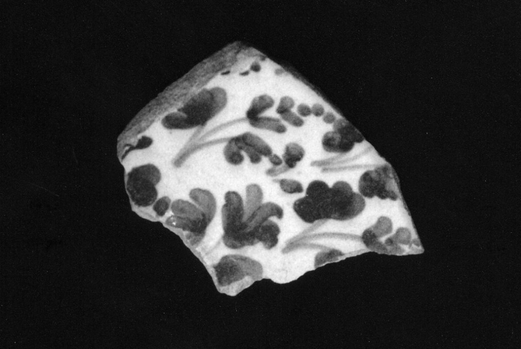 Motivo decorativo vegetale (parete di ciotolina, frammento) - manifattura abruzzese (sec. XVIII)