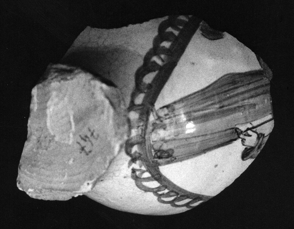 Figura maschile, (Santo)? (fondo e parete di forma chiusa, frammento) - manifattura abruzzese (fine/inizio secc. XVII/ XVIII)