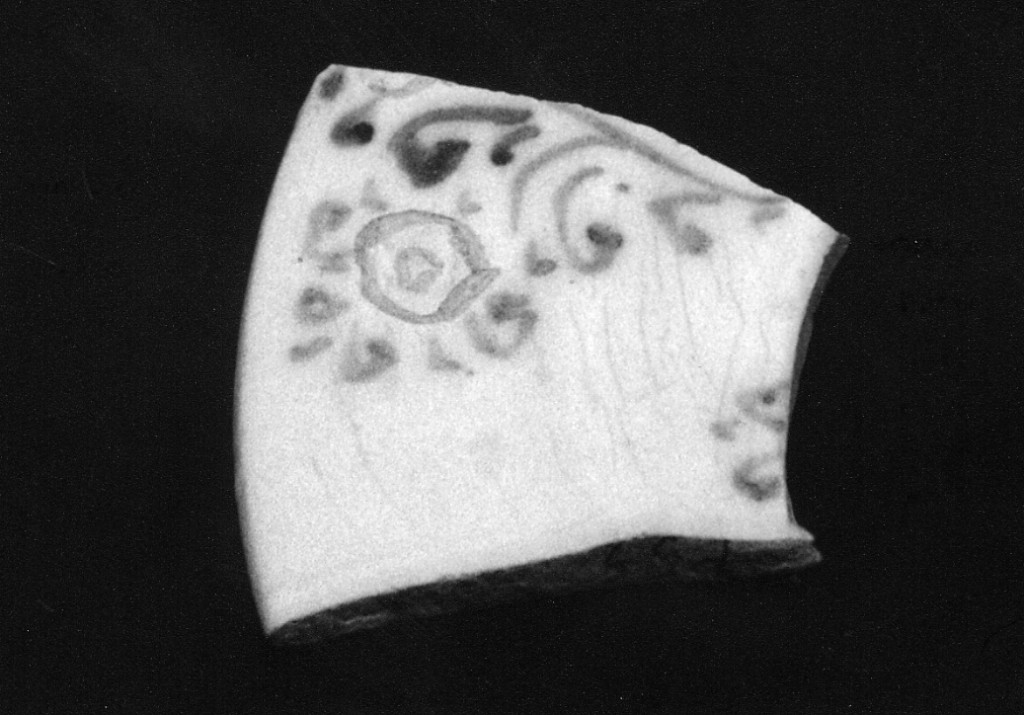 Motivo decorativo vegetale stilizzato (tesa di piatto, frammento) - manifattura abruzzese (fine/inizio secc. XVI/ XVII)