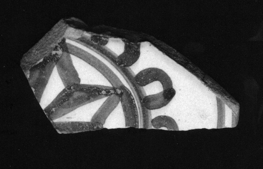 Motivo decorativo geometrico (fondo di piatto, frammento) - manifattura abruzzese (sec. XVIII)