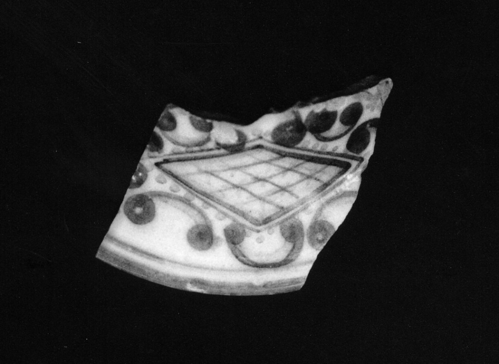 Motivo decorativo geometrico (coperchio, frammento) - manifattura abruzzese (fine/inizio secc. XVIII/ XIX)