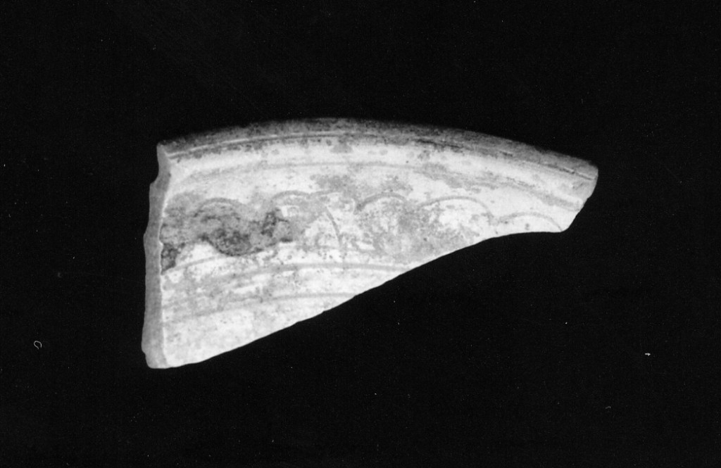 Motivo decorativo (parete ed orlo di ciotola, frammento) - manifattura abruzzese (fine/inizio secc. XV/ XVI)