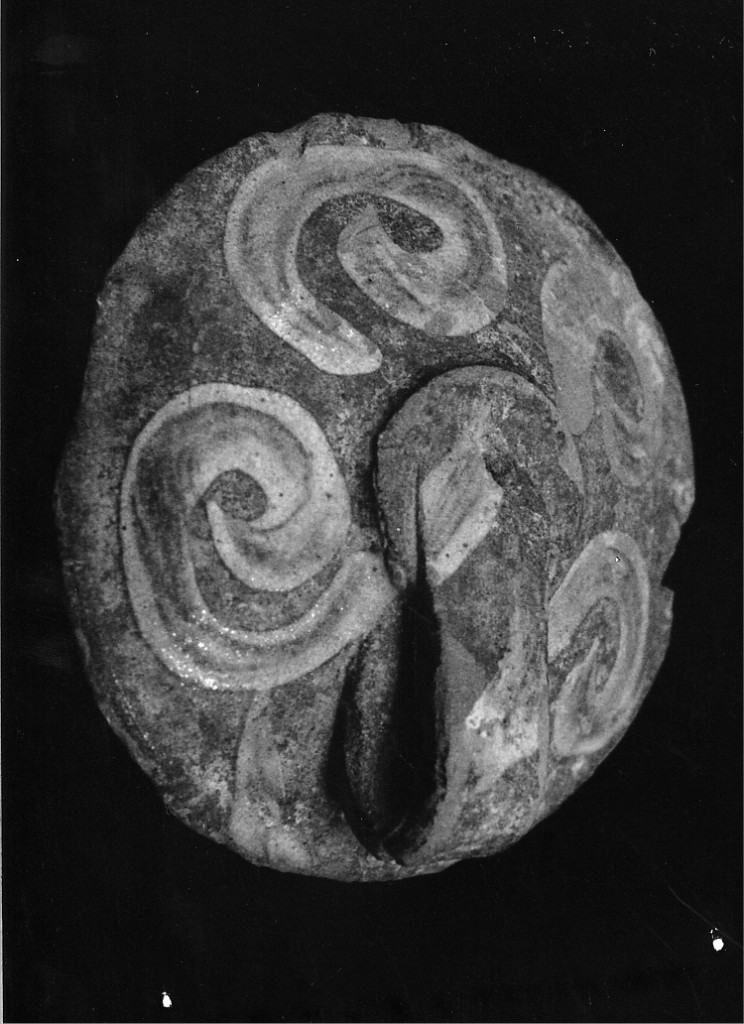 Motivo decorativo a girali (coperchio con breve ansa a nastro) - manifattura abruzzese (sec. XVII)