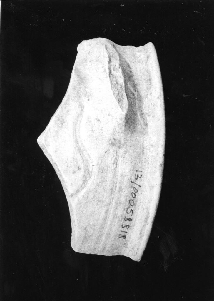 Motivo decorativo graffito (parete con orlo e attacco di ansa di vaso, frammento) - manifattura abruzzese (fine/inizio secc. XVIII/ XIX)