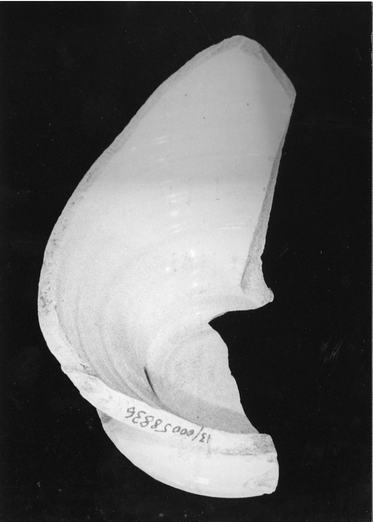 base con frammento di parete pertinente ad un vaso, frammento - manifattura abruzzese (sec. XIX)