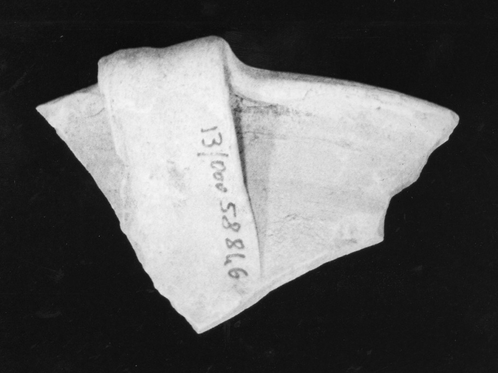 ansa di bacile, frammento - manifattura abruzzese (fine/inizio secc. XVII/ XVIII)