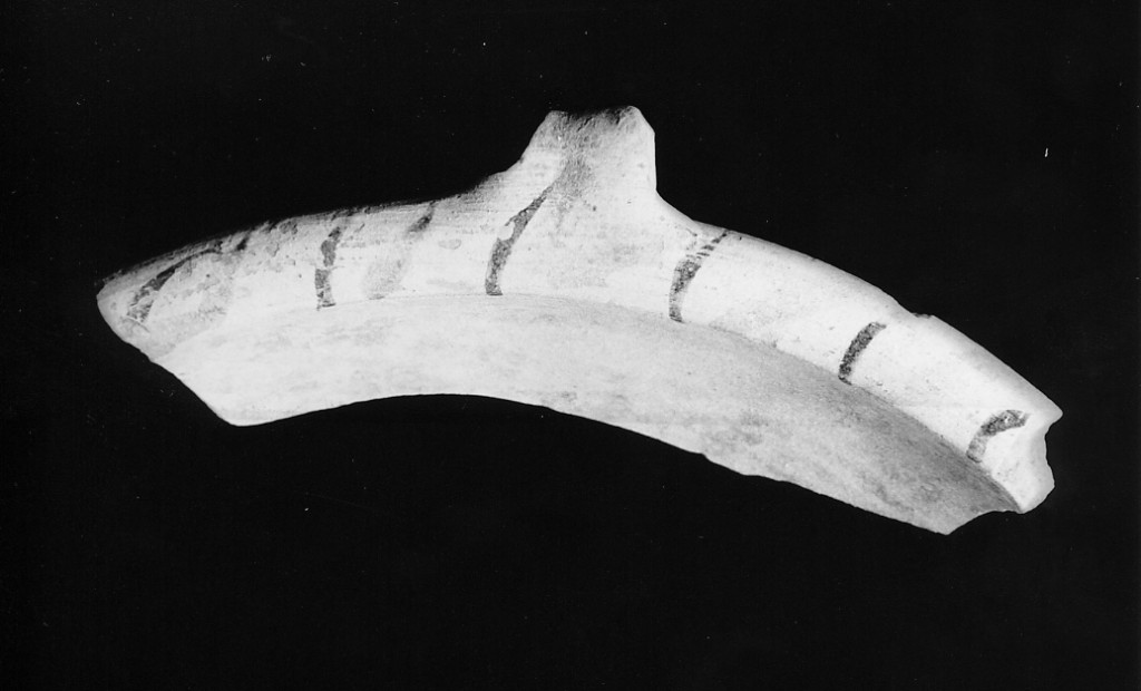 Motivo decorativo (orlo ed ansa di catino, frammento) - manifattura abruzzese (fine/inizio secc. XV/ XVI)