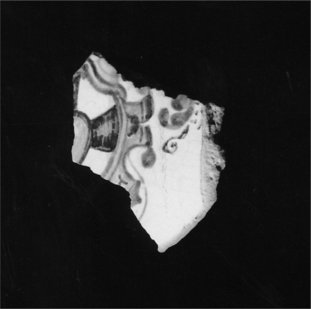 Stemma (fondo, frammento) - manifattura abruzzese (fine/inizio secc. XVI/ XVII)